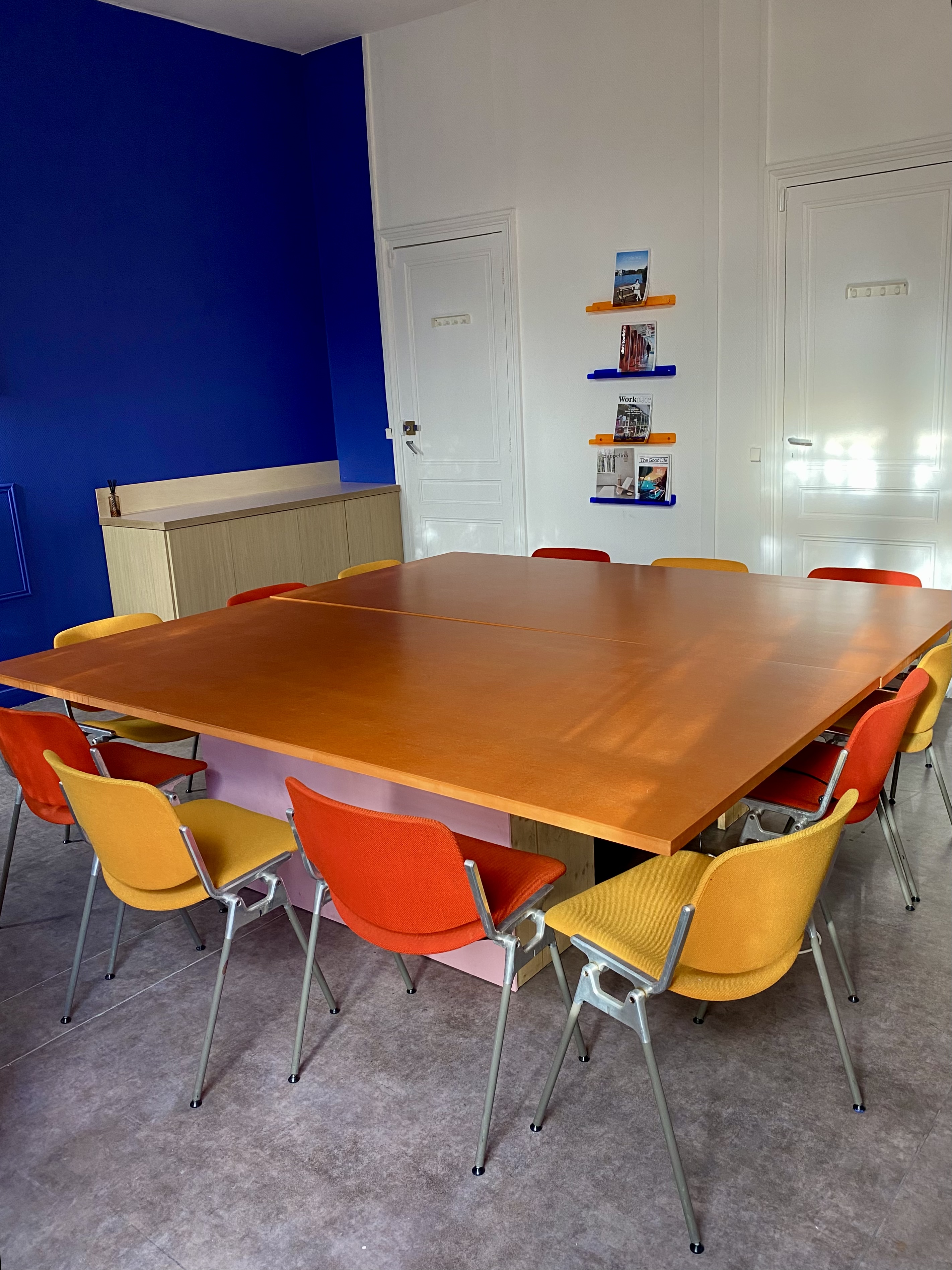 Ambiance salle Majorelle colorée — séminaire et atelier collaboratif Bordeaux